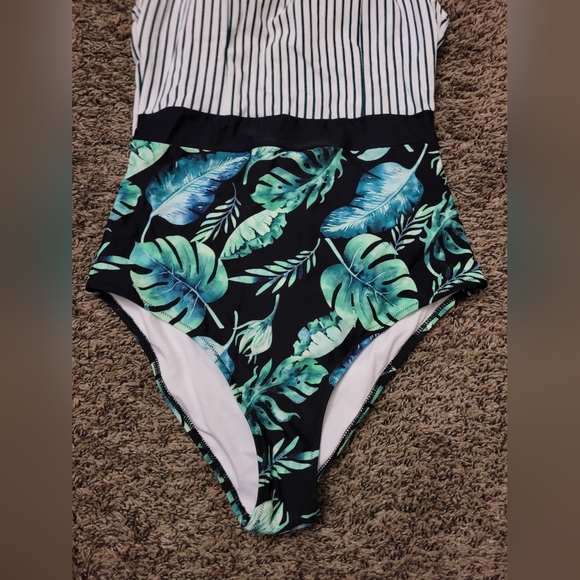cupshe size medium one peice floral striped bathing suit - Picture 5 of 6